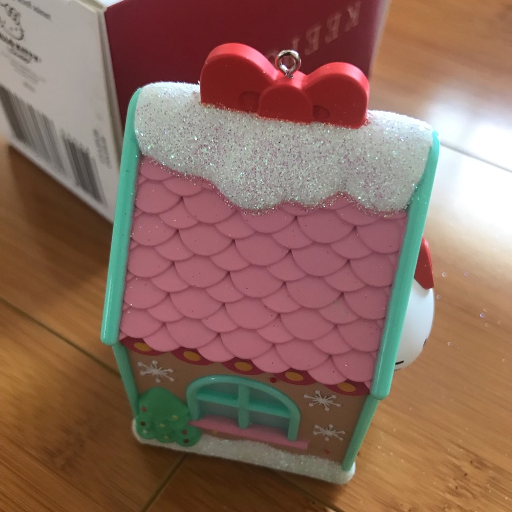 2018 Hello Kitty Keepsake Ornament - Picture 4 of 8
